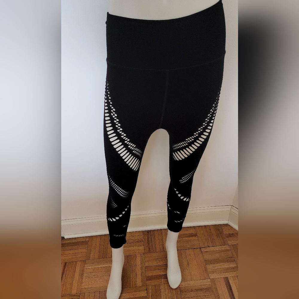 Lightly worn Alo Yoga Capri leggings